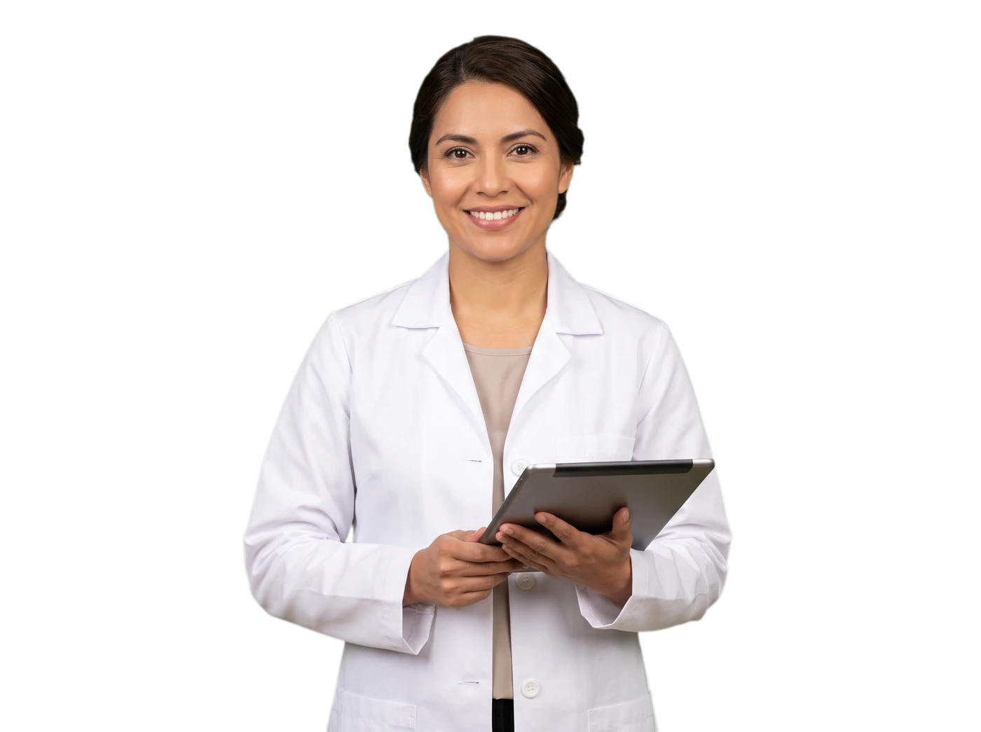 Médica con bata blanca sonríe mientras sostiene una tableta.