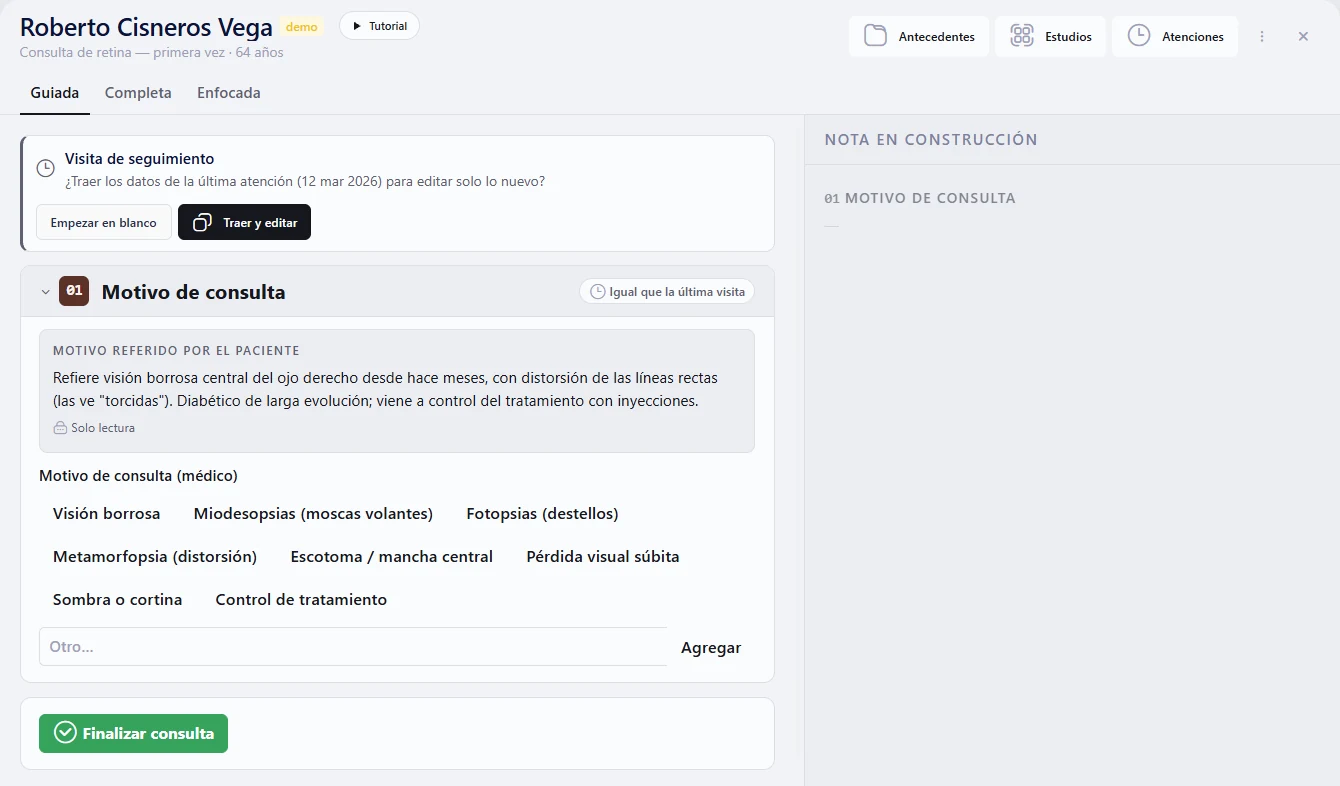 Captura ilustrativa del demo clínico de iGalenus: consulta de retina de primera vez con un paciente de demostración. Muestra el modo guiado con el motivo de consulta, opciones de síntomas para el médico y la nota en construcción.